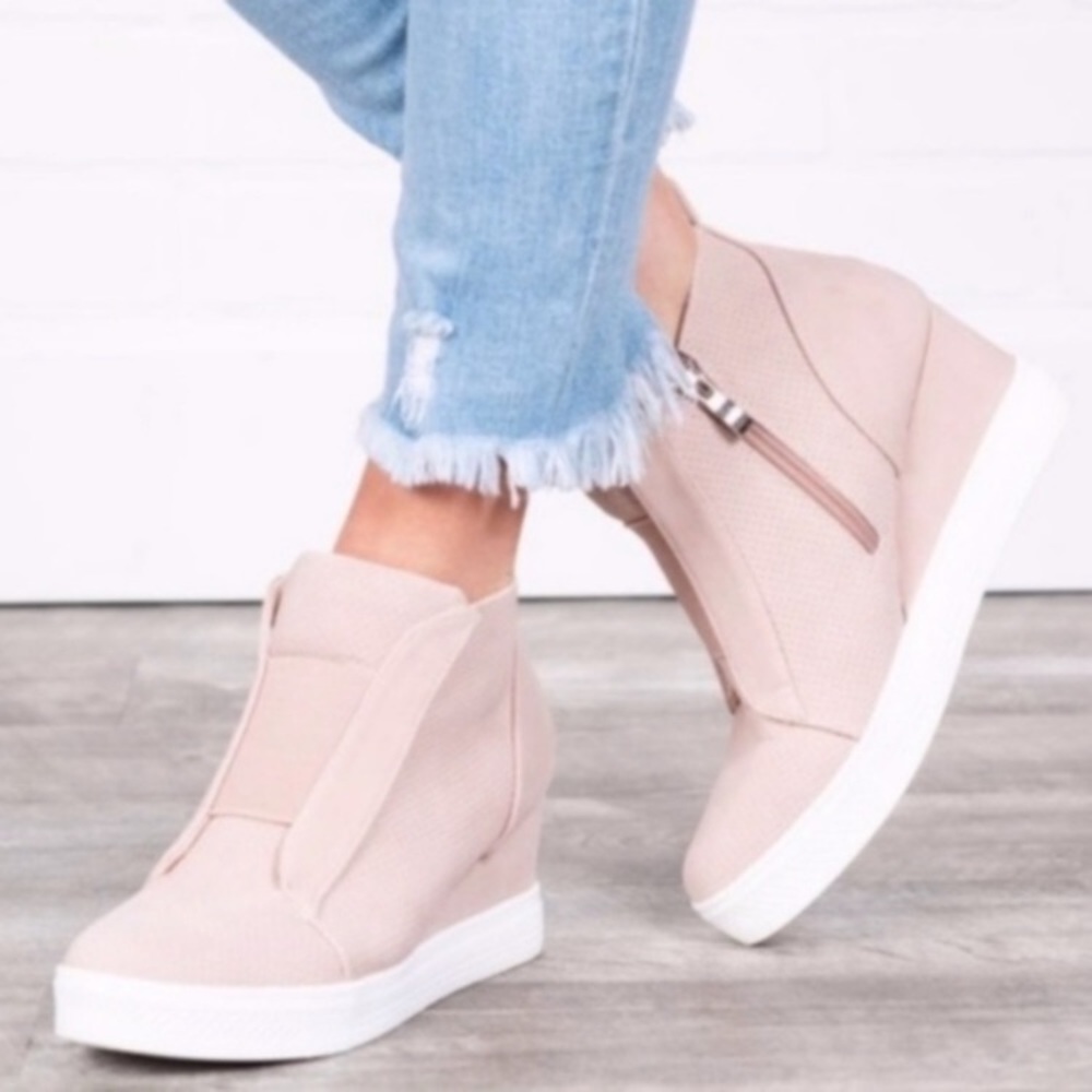 πHPπ NIB Blush Pink Sneaker Wedges π - Picture 3 of 8